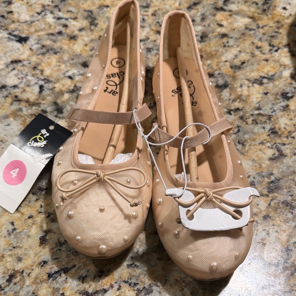 New art class Beige Pearl-Accent Girls Ballet Flats with Strap Size 5.